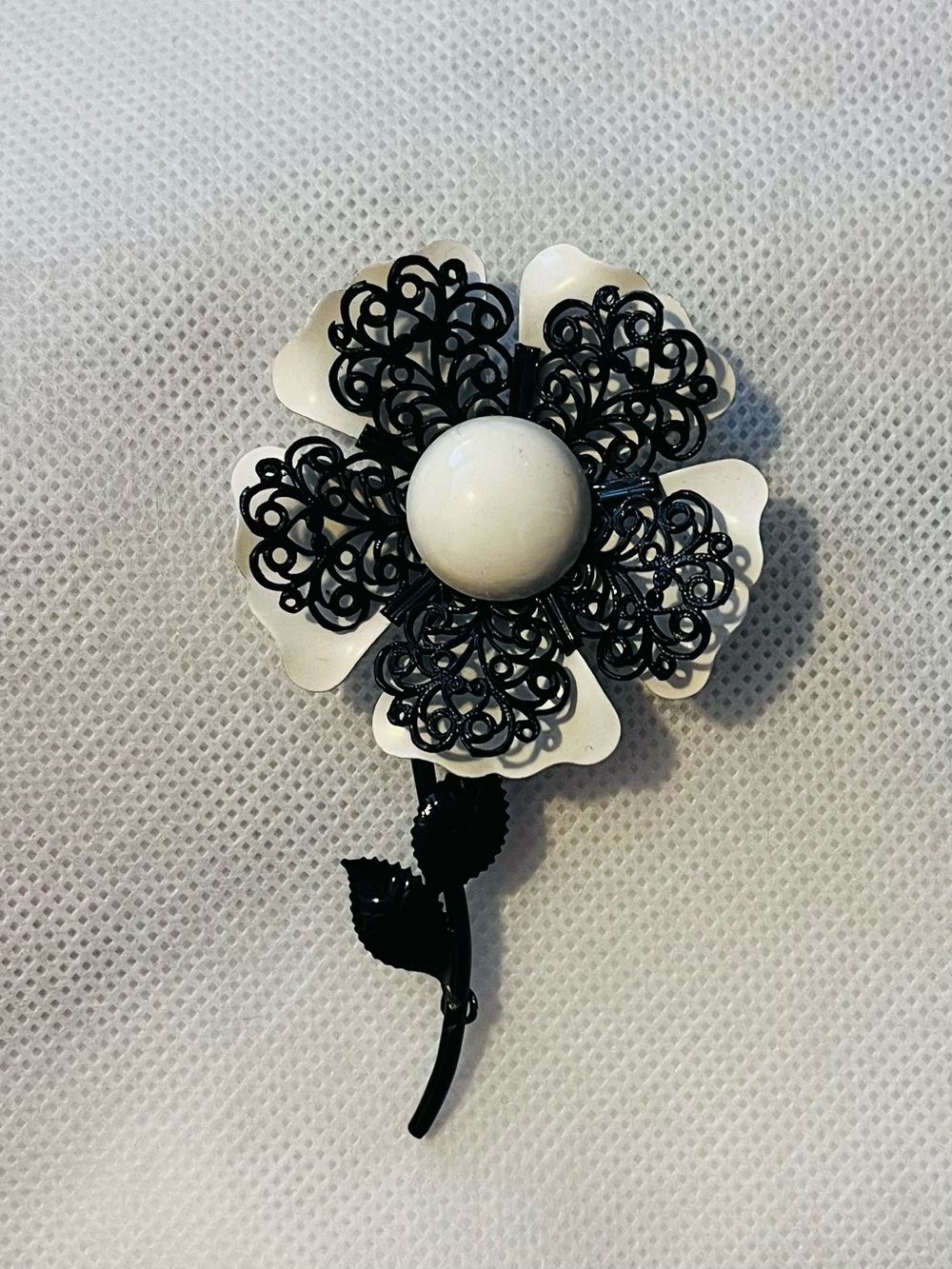 VINTAGE black and white enamel flower pin